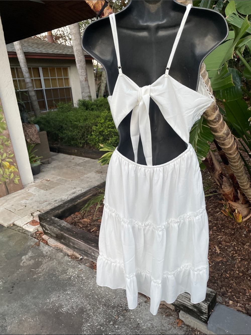 Battenburg lace and ruffle backlist dress - Picture 3 of 7